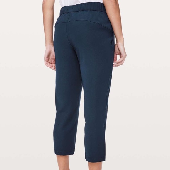 Lululemon On The Fly Crop *Woven 23" EUC Size 6 - Picture 2 of 8